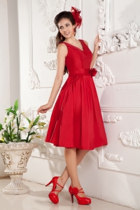 Knee-length Dama Dress for Quinceanera Red V-neck Taffeta