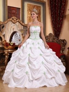 Popular White Quinceanera Dress Strapless Taffeta Appliques