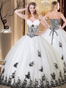 Sophisticated White Ball Gowns Sweetheart Sleeveless Tulle Floor Length Lace Up Appliques Quinceanera Dress